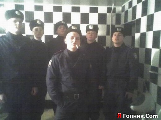 Знают мусорилы свое место. Знают мусорилы свое место.